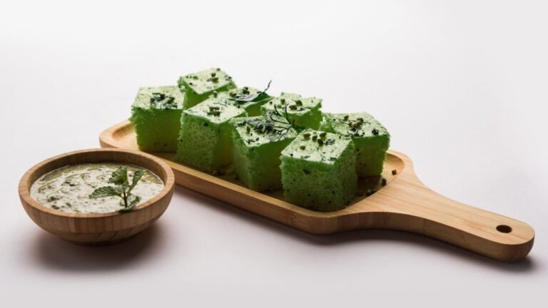 Read more about the article OATS RAVA PALAK DHOKLA