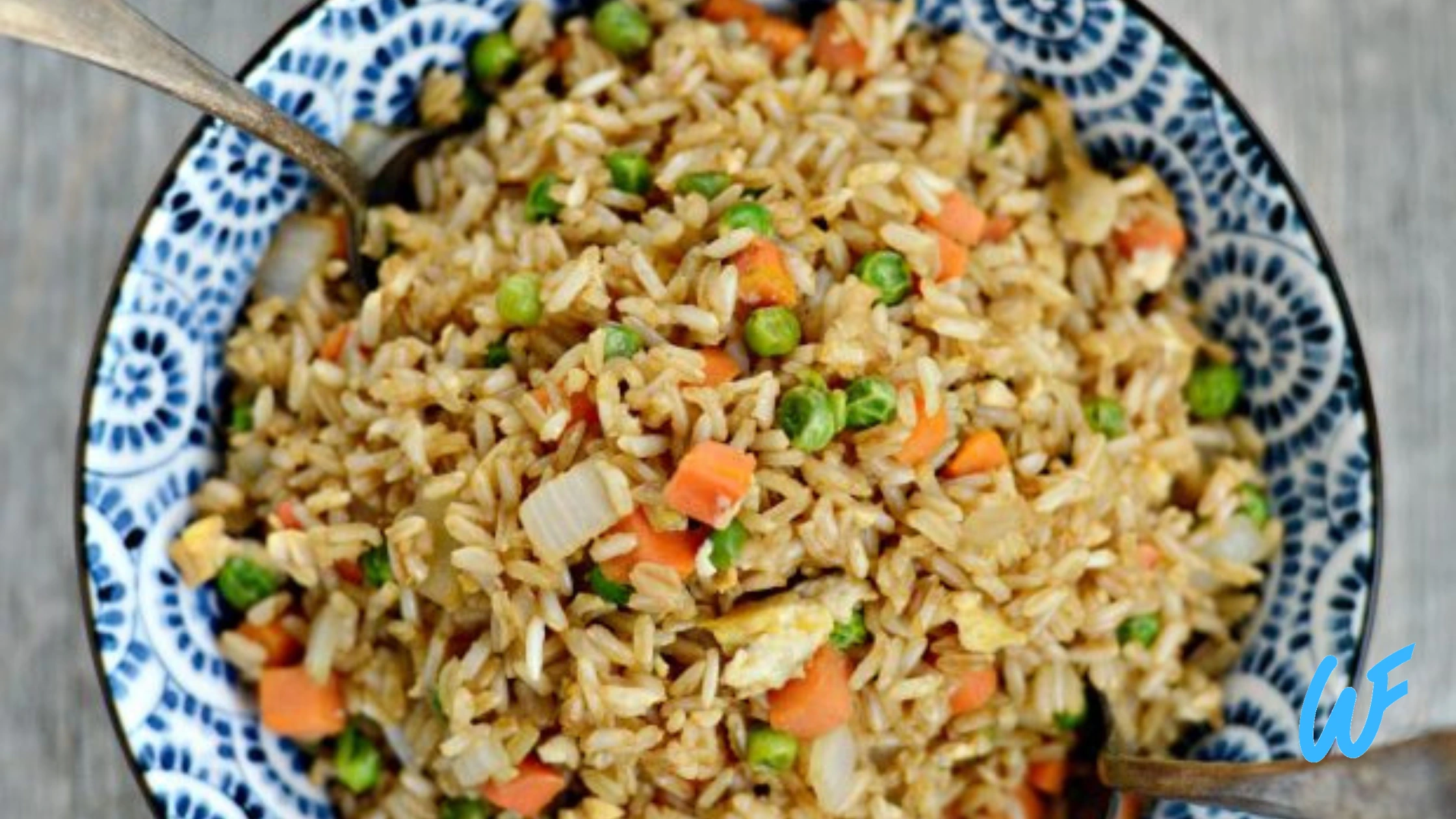 EGG AND VEGETABLE STIR-FRY WITH BROWN RICE