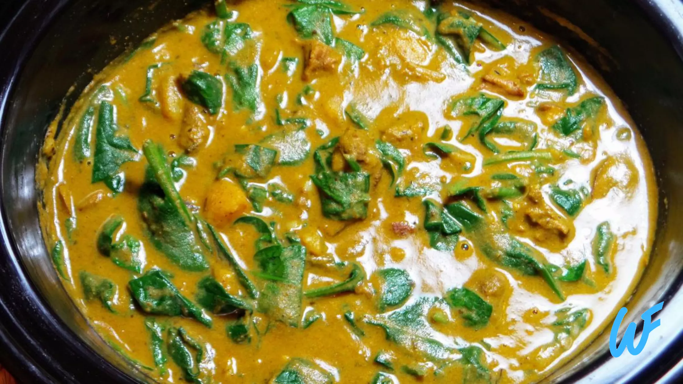 SPINACH AND MUSHROOM CURRY WITH BROWN RICE