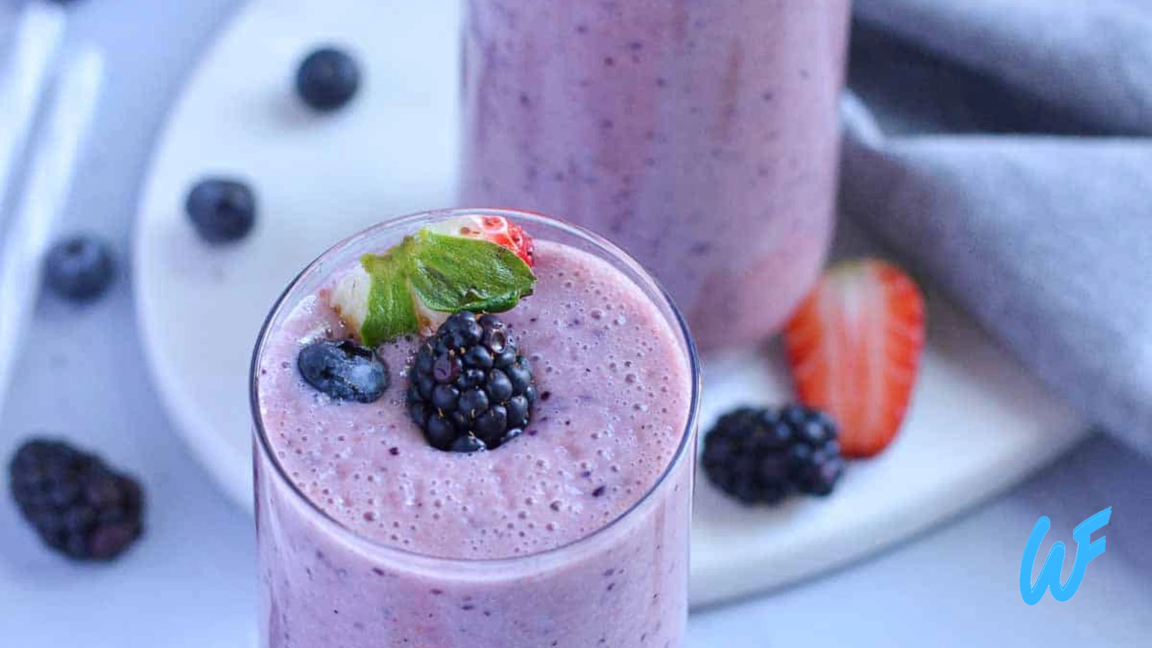 Mixed Berry Smoothie with Almond Milk